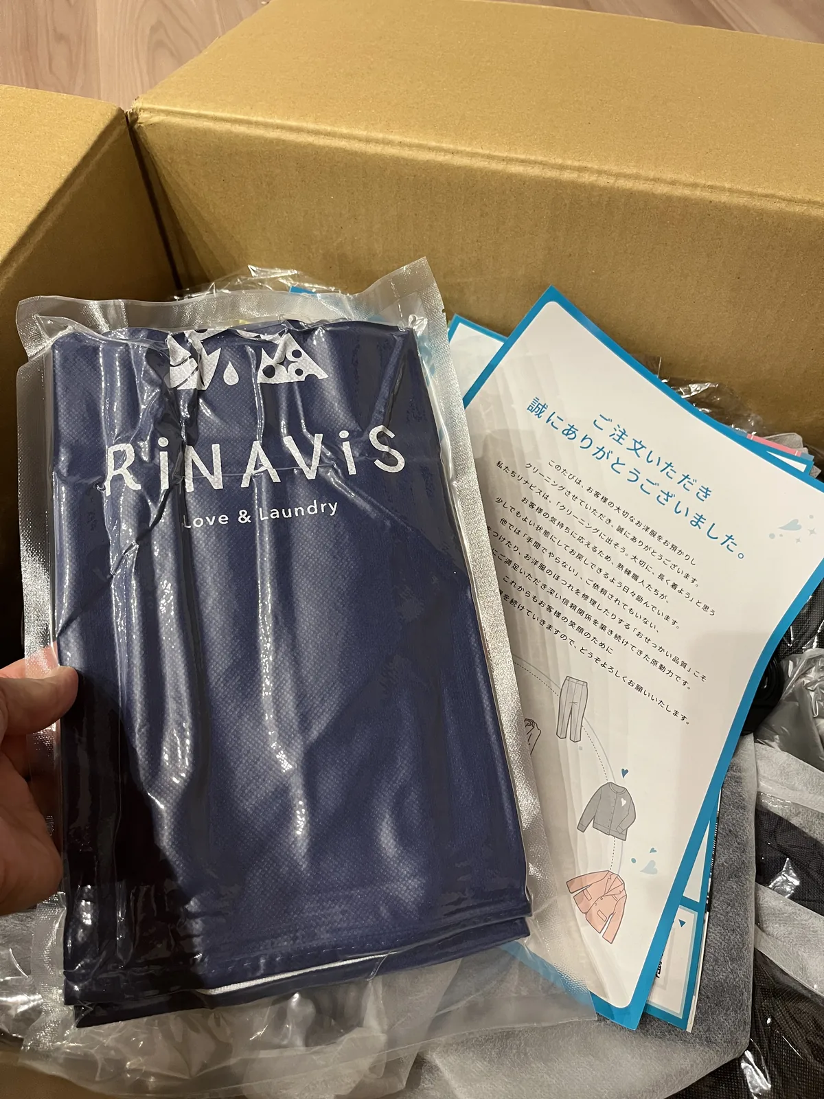 返却の箱を開けたところ。ご挨拶状とリナビスのロゴ入りの袋